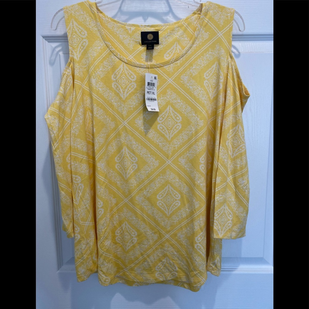 Cold shoulder JM Collection top!